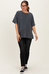woman wearing a dark grey oversized maternity t-shirt and black skinny jeans with sneakers