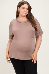woman wearing a taupe ribbed maternity plus top with a pocket and short sleeves, showing her baby bump