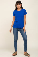 woman wearing a bright blue short sleeve t-shirt with a fitted silhouette and paired with skinny jeans
